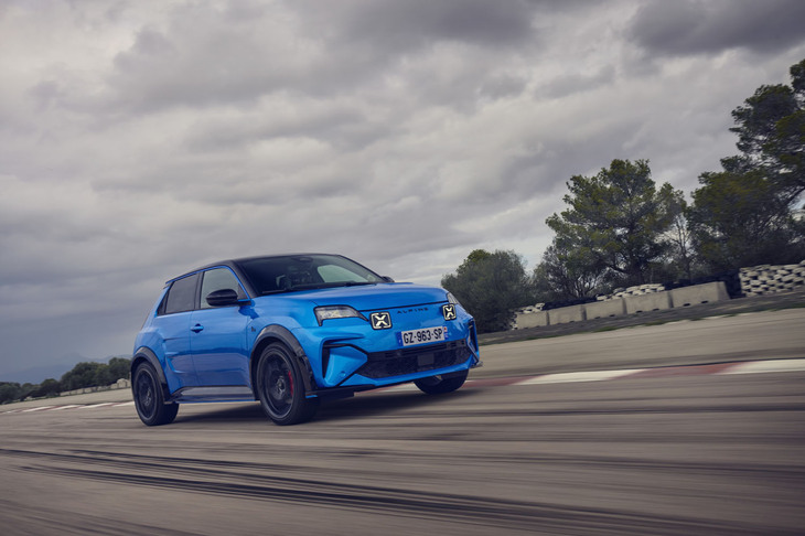 駆動用リチウムイオンバッテリーの容量はグレードを問わず52kWh。WLTPモード計測による一充電走行距離は「A290 GTS」の場合で364km。