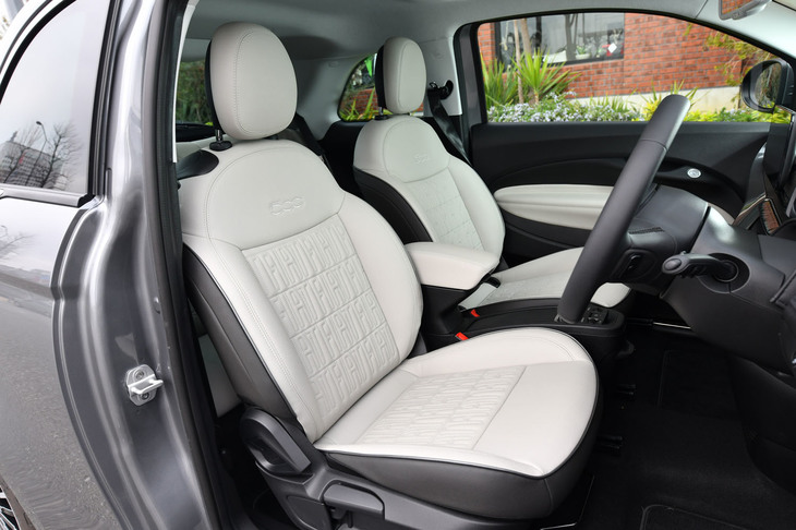 上級グレードに備わる再生素材のレザー調シート。センターアームレストとセンターコンソールリッドは、「アイコン」と「オープン」のみの装備となる。