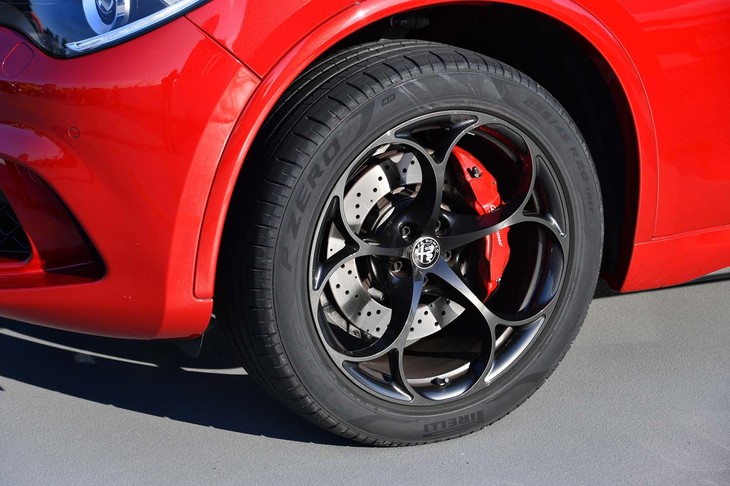 ホイールの直径は前後ともに20インチだが、タイヤの幅は前後で異なる。サスペンションの形式は前：ダブルウイッシュボーン、後ろ；マルチリンク式。