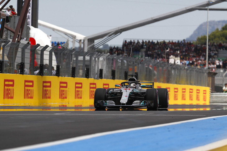 ライバルから遅れること1レース、改良型パワーユニットをフランスで投入してきたメルセデス勢。レースウイークが始まるやフリー走行すべてでトップタイムをマークし、予選ではハミルトン（写真）がポール獲得、ボッタスは2位で、第5戦スペインGP以来となるフロントロー独占に成功した。今季2度目の1-2フィニッシュを目指すも、ボッタスはオープニングラップの接触で後退、7位フィニッシュ。一方のハミルトンは快調なペースで周回を重ね、今季3勝目を飾り、ポイントリーダーの座に返り咲いた。（Photo=Mercedes）