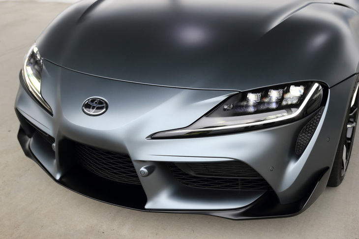 一昔前のF1に見られた、ハイマウントノーズをほうふつとさせる新型「スープラ」のフロントまわり。（写真＝荒川正幸）