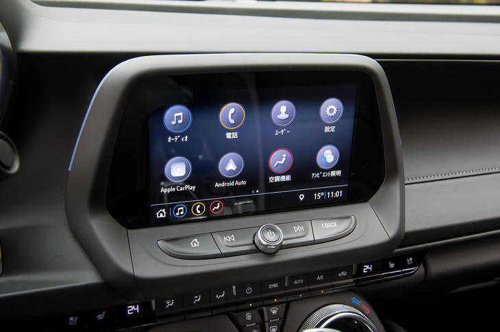 今回のマイナーチェンジでは、インフォテインメントシステムもモニターの解像度が高い新世代のものに変更。スクリーンレイアウトも、よりクリーンなものに改められた。