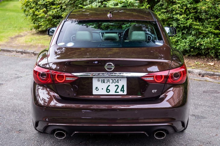 テールランプは「インフィニティQ50」に共通するデザインから、「スカイライン」の伝統ともいえる丸目4灯デザインに変更された。