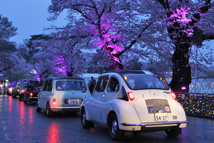 決められた展示スペースに駐車するため、列をなして順番待ちをする参加車両。