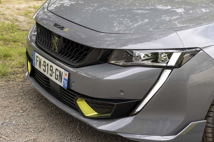 ダーククロームのエンブレムが添えられ、精悍（せいかん）さを増したフロントまわり。差し色のライムグリーンも目を引く。