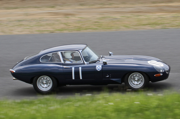 これもRACメモリアルランに出走した1962年「ジャガーEタイプ FHC」。