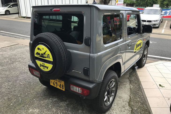 スズキのディーラーで試乗した新型「ジムニー」のリアビュー。
