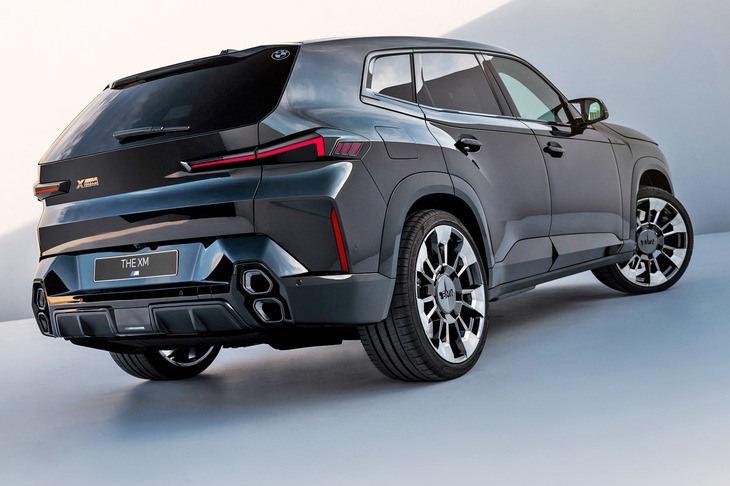フロントはもちろんのこと、リアでもオラオラ系のデザインを貫く「BMW XM」。こういうイメージのマツダ車も見てみたい……？