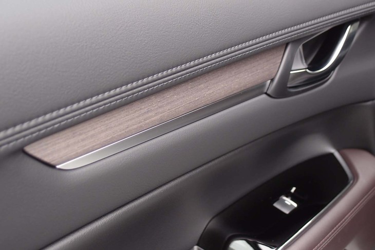 マツダCX-5 XDエクスクルーシブモード（本杢＜ほんもく＞を使用したドアインナーパネル）
