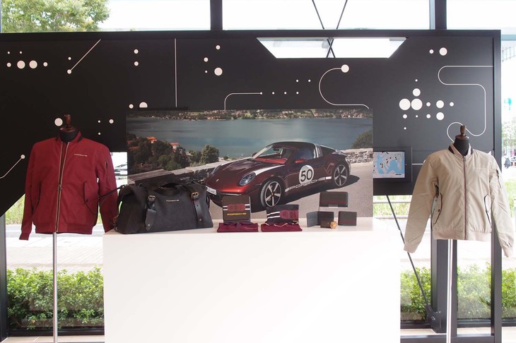 「1950年代を思い起こさせるアイテム」を取りそろえた「ヘリテージコレクション」。2020年6月に発表された限定車「911タルガ4Sヘリテージデザインエディション」と同じテイストでつくられている。