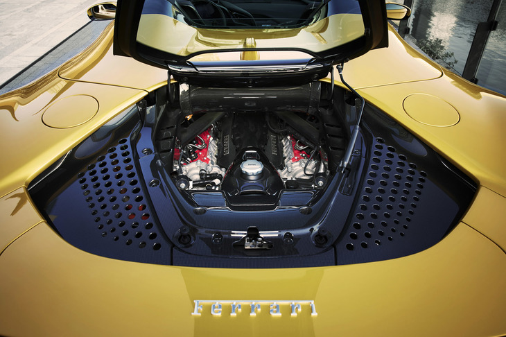 システム最高出力1000PSとなる、外部充電が行えるハイブリッドパワートレインを搭載。