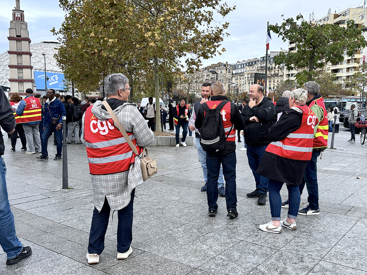 一般公開初日である2026年10月13日朝、フランスの労働組合CGT（労働総同盟）は、「メーカーは利益の適正な配分を」「資源再生産業の確立で、フランスの自動車産業従業員を守れ」と訴えた。