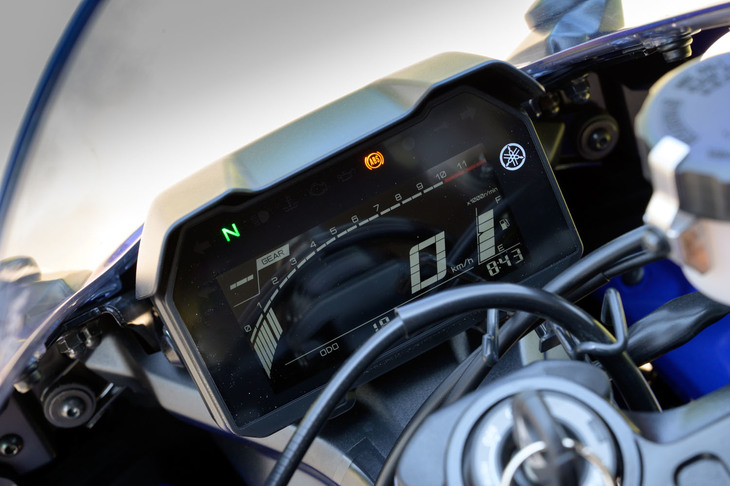 フルLCDメーターに複雑な機能は無し。そもそも「YZF-R7」にはライディングモードセレクターなども装備されておらず、パワートレインなどのセッティングは“一本勝負”となっている。