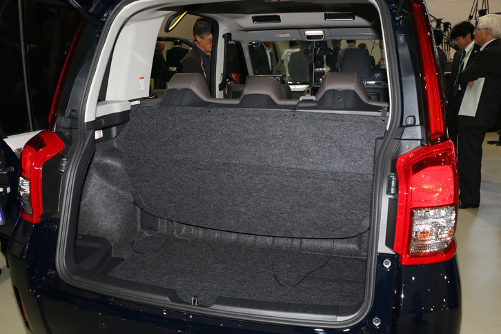 トランクルームの容量は401リッター。積載性に優れたハッチバック式のテールゲートを採用している。