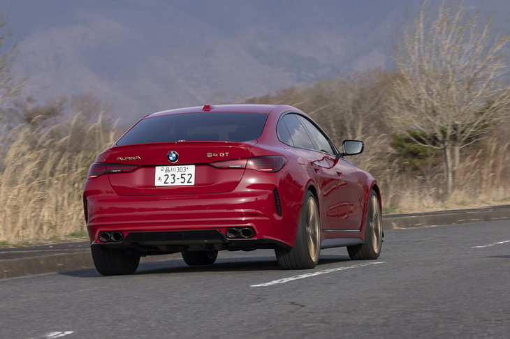 パワーユニットは最高出力529PSの3リッター直6ツインターボエンジンで、駆動方式は4WD＝「アルラッド」。ベースモデルよりも後輪寄りのトルク配分としている。