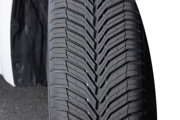 「クロスクライメート3」のトレッドパターン。排水性と排雪性向上を狙い、従来の「Vシェイプトレッドパターン」にセンターグルーブを追加したデザインに進化している。