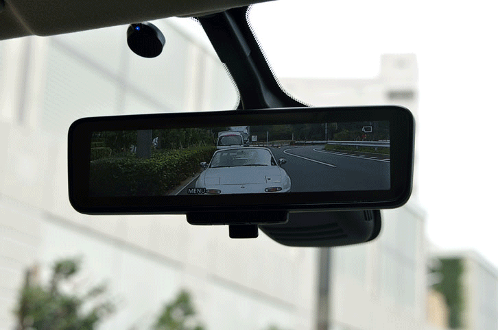 「スマート・ルームミラー」。車内の乗員や荷物にさえぎられて車両後方が見えにくい場合、ミラー内の像を、バックドアに設置されたカメラの映像に切り替えることができる。（写真をクリックするとミラーの投影部が変化します）