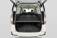 「日産セレナ」に車中泊用収納ベッドを備えた「マルチベッド」が登場の画像