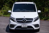 フロントフェイスはメルセデス・ベンツの最新モデルに共通するイメージにリニューアルされた。試乗車ではオプションの「AMGライン」が選択されており、「ダイヤモンドグリル」と呼ばれるデザインのフロントグリルが備わっていた。