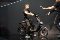 電動スクーターブランドのVmoto-Socoは、元MotoGPチャンピオンであるホルヘ・ロレンソのシグネチャーモデルを発表。そのアンベールにはホルヘ本人がやって来た。もちろんブースは黒山の人だかり。