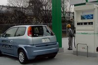 「ホンダFCX」とイワタニの水素ステーション。FCVの動力源となる水素は、貯蔵や運搬はもちろん、生成についても課題の多い物質だった。