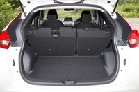荷室の容量は、5人乗車時で341～448リッター。後席の前後スライドにより変化する。
