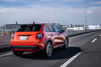 外板色はフィアットブランドにおいて新色となる有償の「サンセットオレンジ」（写真）と同「スカイブルー」に加え、ベーシックな「ホワイト」の3色から選択できる。