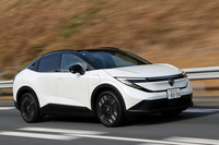 新型「リーフ」には「e-Pedal」と呼ばれる、いわゆるワンペダル機構が備わるが、アクセルオフでも車両の完全停止には至らない。発進時には、ブレーキを離せばクリープ現象が働く。