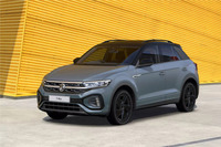 フォルクスワーゲンで人気のSUV「Tロック」。2025年1月にはディーゼルエンジン搭載の4WD車（写真）がラインナップに加わった。しかし、ここはあえて、リーズナブルといえる水準に落ち着いてきたFF車のユーズドカーを狙いたい。