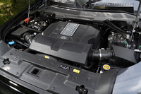 「V8 P500」に搭載される、スーパーチャージャー付きの5リッターV8エンジン。500PSの最高出力と610N・mの最大トルクを発生する。