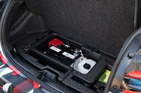 前後重量配分を考慮して12Vバッテリーは荷室の床下に設置される。その隣の白いものは、インタークーラー冷却用のウオータースプレー（オプション）のタンク。