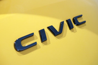 クロームの「CIVIC」エンブレム。