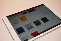 店内には、タブレット端末でコンフィギュレートした車両を、大型スクリーンおよびVRゴーグルを通して体感できるスペースが用意されている。