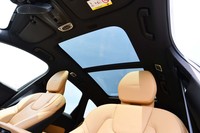 前後席の頭上に広がるサンルーフは、21万円のオプションとして用意される。