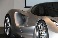 ボディーサイドからリアへと貫通するベンチュリ―トンネル。ルマンなどのプロトタイプレーシングカーに着想を得たもので、空力性能の大幅に向上させるという。