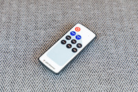 間接照明用のリモコンも備わっている。調光も可能。