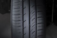 トレッドはコーナーでの安定性を高めるとともに偏摩耗を抑制する非対称パターン。高い排水性を予感させるワイドなストレートグルーブも見逃せない。