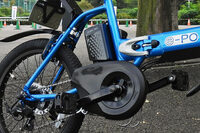 「e-PO」のキモであるモーターとバッテリー。同車のハードウエアは基本的にパナソニック製で、制御の調律などをスズキが行っている。