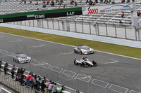 今年（2018年）のNISMO FESTIVALにてデモランを披露する新型「リーフNISMO RC」とフォーミュラEのレーシングカー。来年のNISMO FESTIVALではぜひ、新型RCを使って、日産のレーシングドライバーで誰が一番速いかを決めるワンメイクレースをやってほしい。記者はもちろん松田選手を応援します。