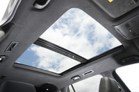 車内空間に抜群の開放感をもたらすサンシェード付きウルトラビューパノラミック電動サンルーフも、「XT6」では標準装備となる、