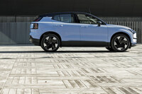 「ボルボEX30」の日本でのデリバリーは、2024年2月に開始される予定。　
	渕野「今はまだ屋内でしかEX30を見られていないので、外を走る姿を見られるのが楽しみですね」