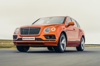 「ベントレーよ、おまえもか！」の大型ラグジュアリーSUV「ベンテイガ」。ハイパフォーマンスモデルに加えてプラグインハイブリッド仕様もそろえるなど、ラインナップは充実している。