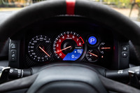 カーボン調のメーターパネルに組み込まれた340km/hスケールの速度計と、8000rpmまで刻まれたエンジン回転計。赤いエンジン回転計は「NISMO」専用のデザインだ。ステアリングホイールのチルト機構と連動しメータークラスターが上下するため、メーターの視認性は良好である。