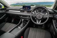 インパネの形状が刷新されており、エアコン吹き出し口の高さをそろえることで、よりエレガントな印象を与えられている。