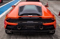 「ウラカンEVO」では、レーシングマシン「ウラカン トロフェオ」譲りとなる上方排気システムを採用。リアまわりで従来型の「LP610-4」との違いを最も大きく感じるセクションだ。