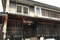 本芳我家住宅。今回のダイニングアウトは、この建物に面した通りで開催された。