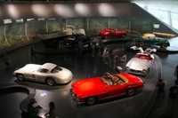 「メルセデス・ベンツ300SLR“ウーレンハウトクーペ”」（手前左）と「300SLロードスター」（同中央）、そして「300SLガルウイング」（同右）。
