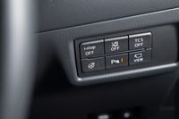 運転席の右側前方には、安全装備のスイッチ類が並ぶ。写真に見られるように、ステアリングホイールのヒーターも用意される（ベーシックグレード「XD」を除く）。