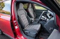 シート表皮は「GTI」伝統のタータンチェック模様。ただし、新型では白の占める部分が多くなり、歴代モデルよりも洗練された印象を受ける。