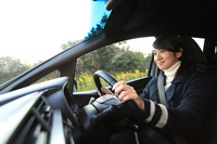 房総フラワーラインにて、「フィット」のステアリングを握るモータージャーナリストの藤島知子さん。